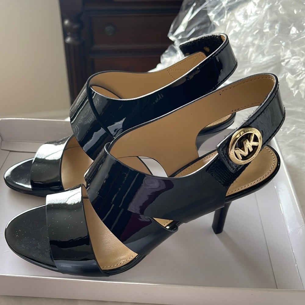 NEW never worn Michael Kors high heal summer sandal size 6 in black